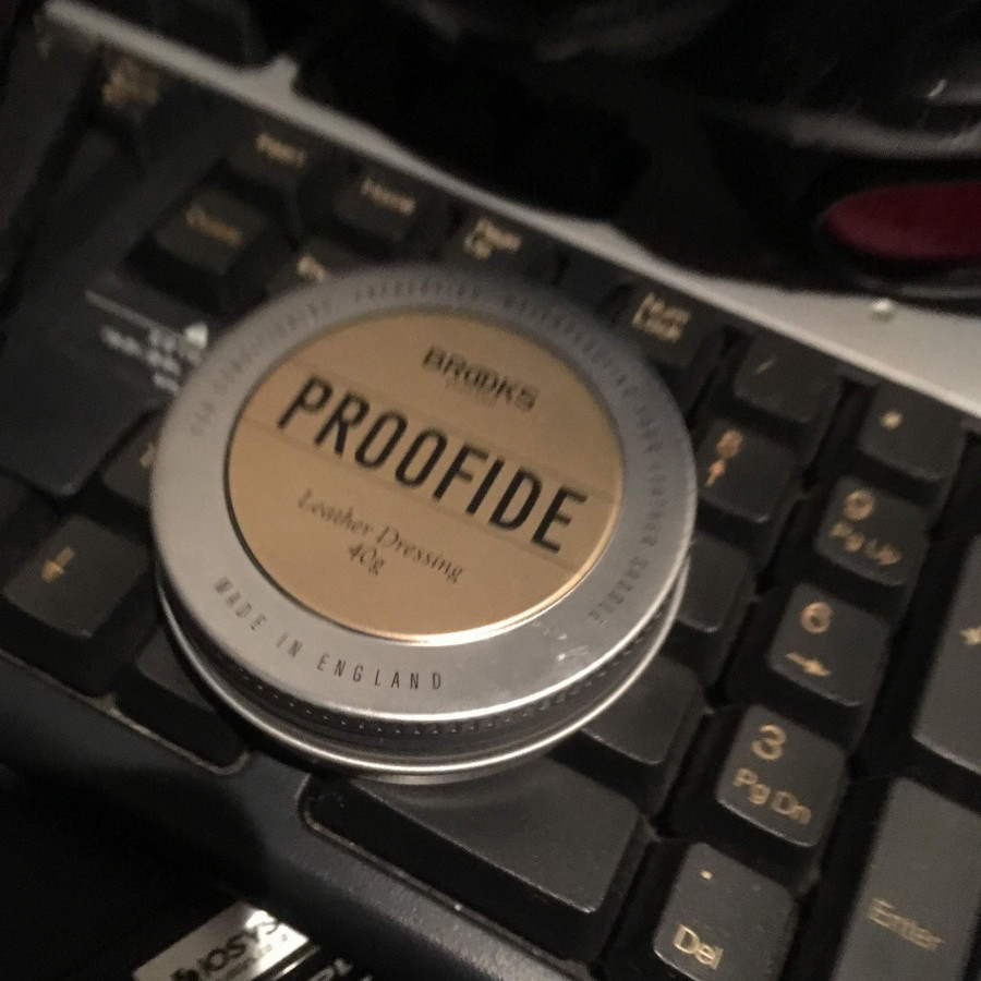 ブルックスサドルの専用ケアオイル「PROOFIDE」。