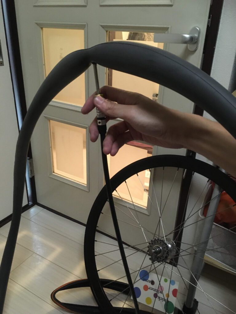 取付前に一旦空気を入れることで、チューブのコンディション確認