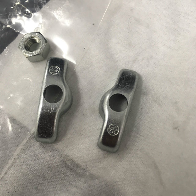 チェーン引きのプレートの取り付け向き