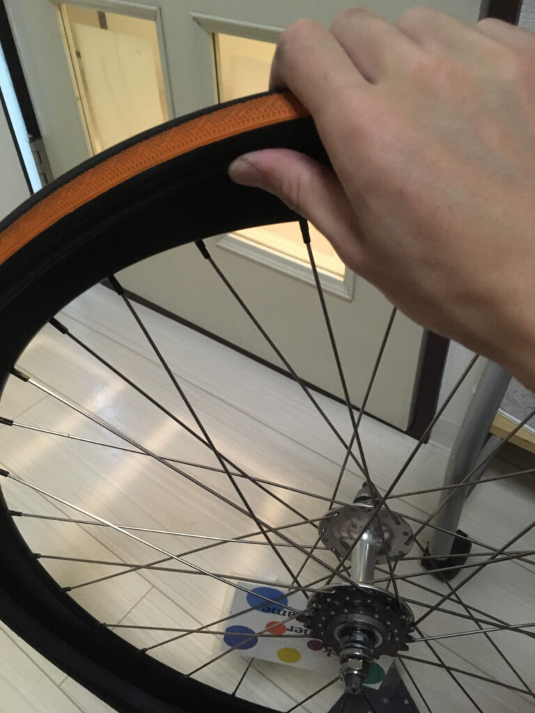 タイヤの取り付けは、チューブを噛み込んでいないか慎重に行う