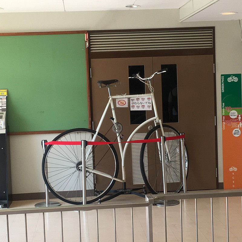 すさまじい変則的なフレームの自転車