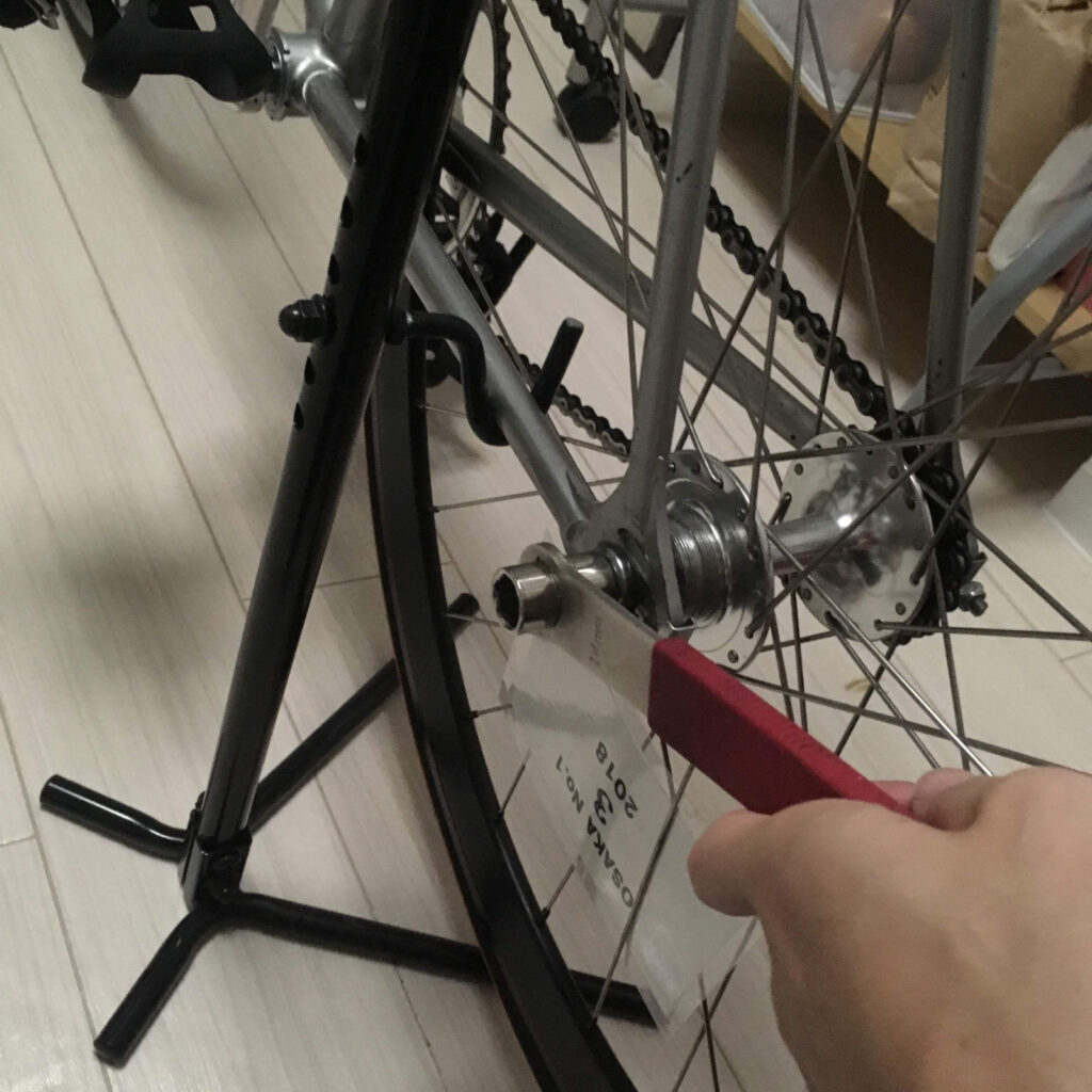 ピストのリアホイール｜ハブナットを緩めていく