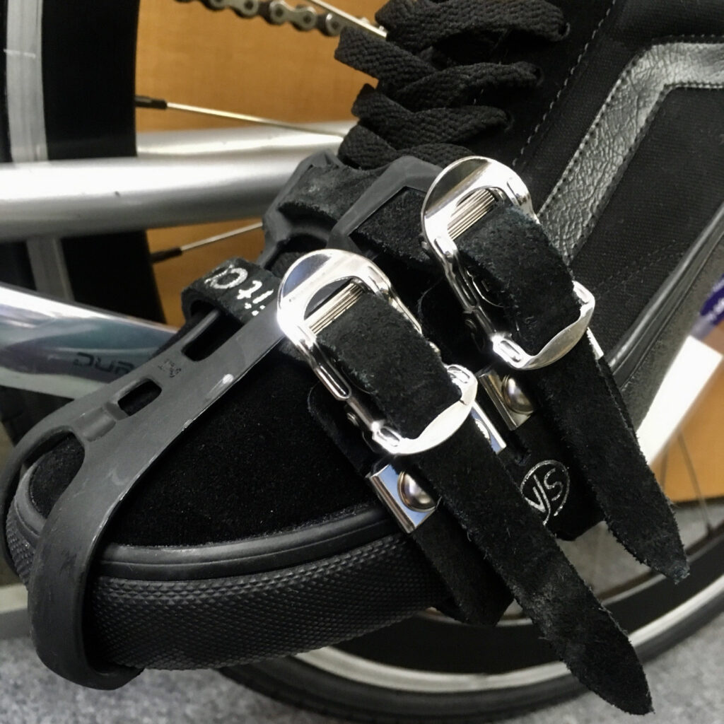 ペダル×トゥクリップ×ストラップは、ピストの足元の鉄板カスタム