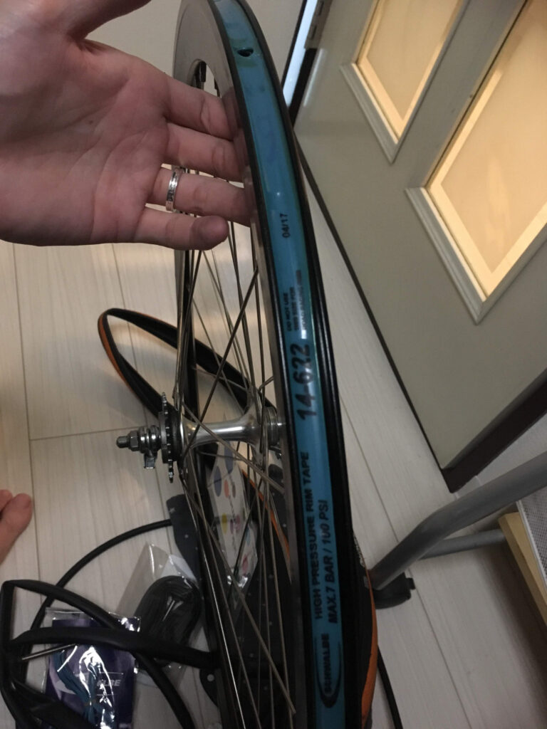 チューブとタイヤを外すと「リムテープ」を確認できる