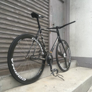 チネリのヴィゴレッリトラックスチールをフルカスタム。リアから見た様子