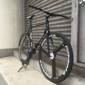 チネリのヴィゴレッリトラックスチールをフルカスタム。フロントから見た様子