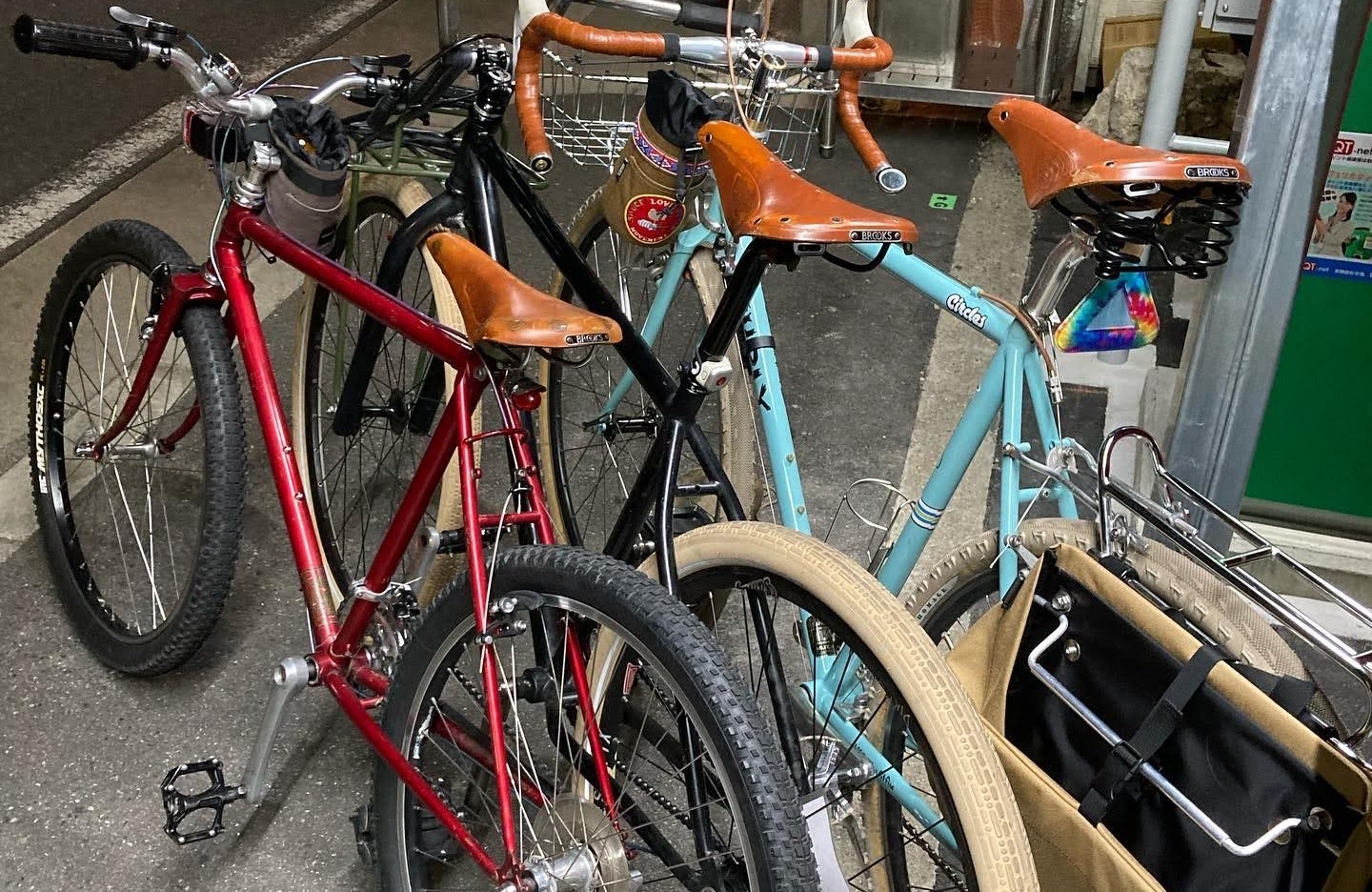 色々な自転車がクロスオーバーした様子。「ロードバイクをクロスハイク化する」シリーズ記事のアイキャッチ画像