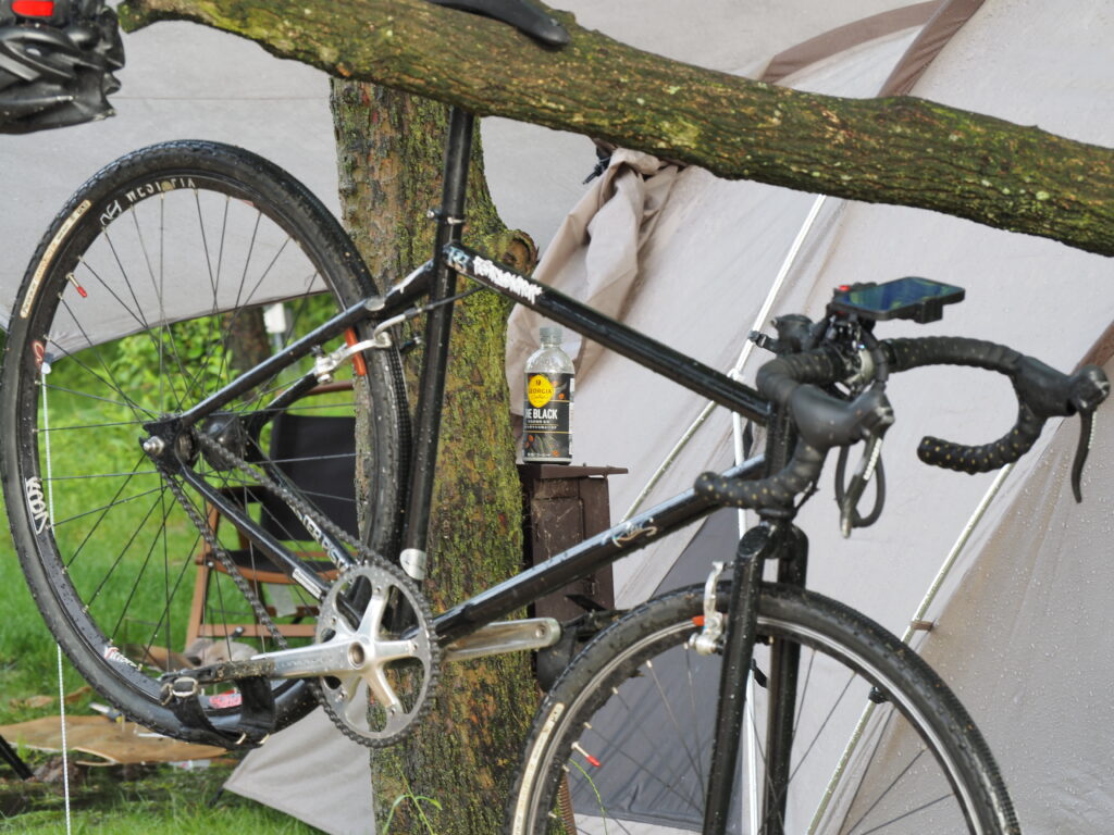 山中の通り雨で汚れたチャリ｜自然乾燥中