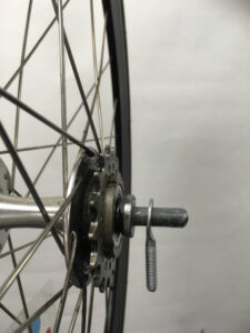 リアホイールのハブシャフトに、チェーン引きを取りつける。