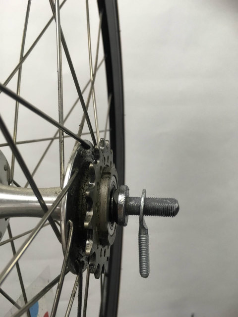 リアホイールのハブシャフトに、チェーン引きを取りつける。
