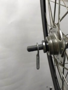 リアホイールのハブシャフトに、チェーン引きを取りつける。