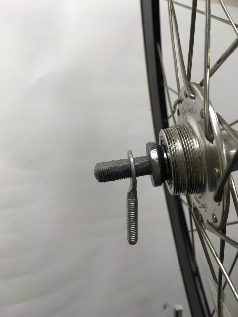 リアホイールのハブシャフトに、チェーン引きを取りつける。