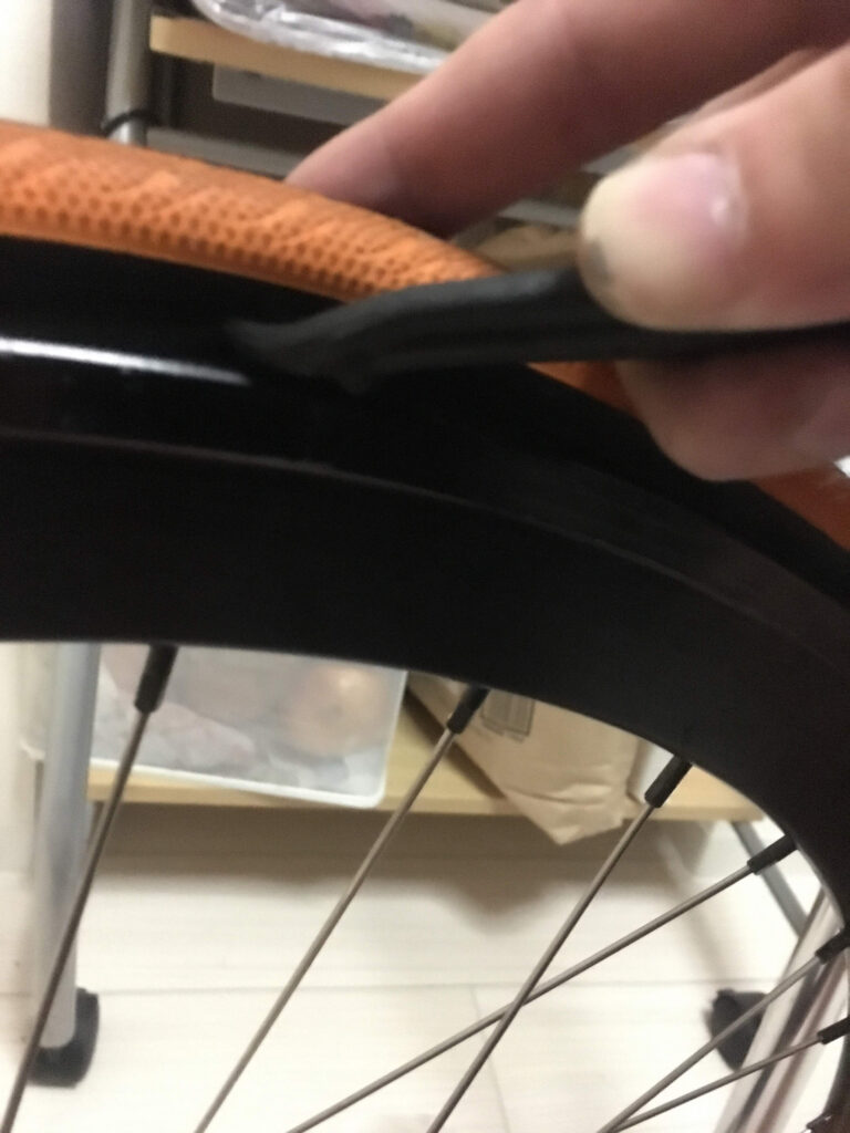 はみ出したチューブをタイヤ内側に押し込む｜パンクを防止するためのひと手間