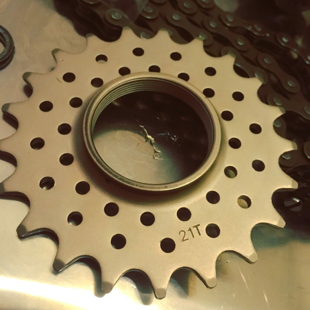 コグの変更はピストの乗り味やスピード感を大きく変える