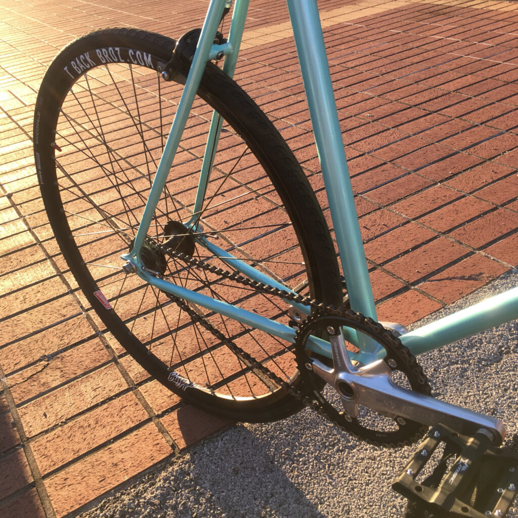 28Cでもやや細身に見える、ストリートピストの定番タイヤ「ランドナー」