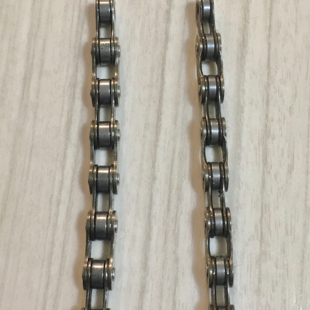 左：ピスト用「厚歯チェーン」｜右：薄歯チェーン