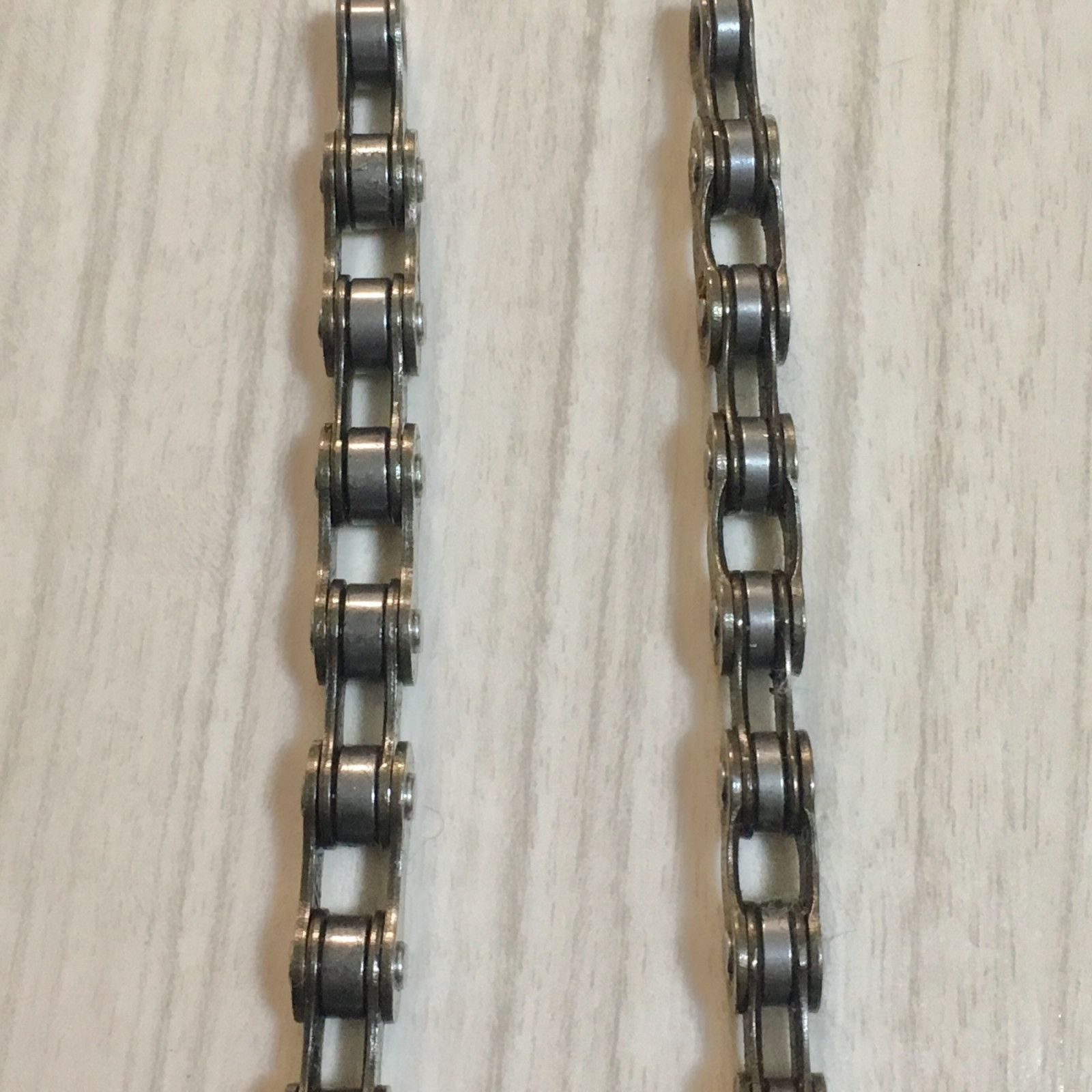 左：ピスト用「厚歯チェーン」｜右：薄歯チェーン