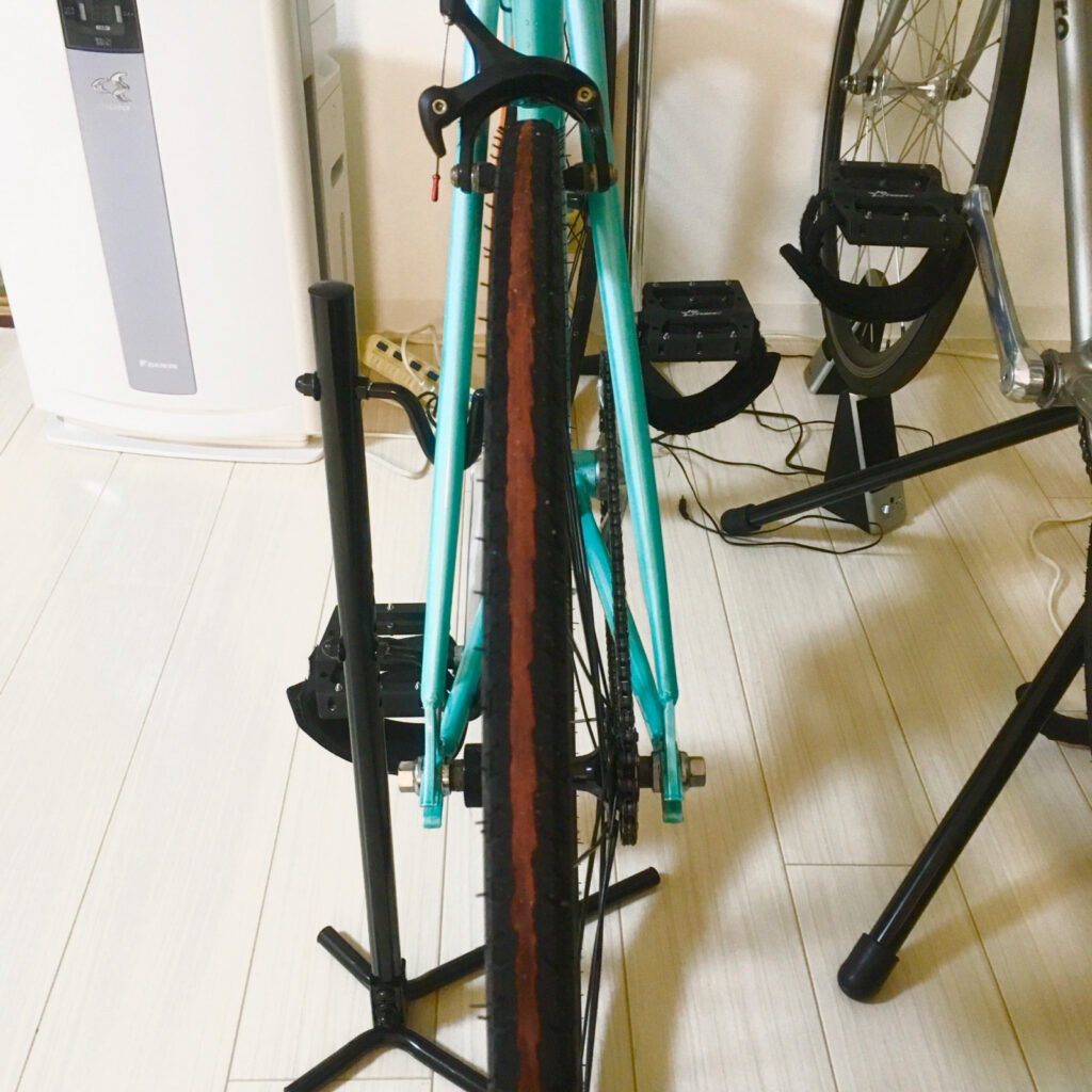 ストリートピストの定番タイヤ「ランドナー」は、使い倒すと赤いラインが入ることで有名