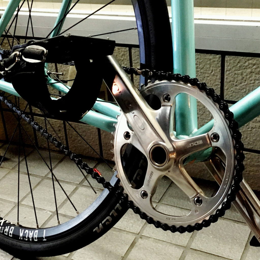 SUGINO75のチェーンリングをクランクに取り付けた状態