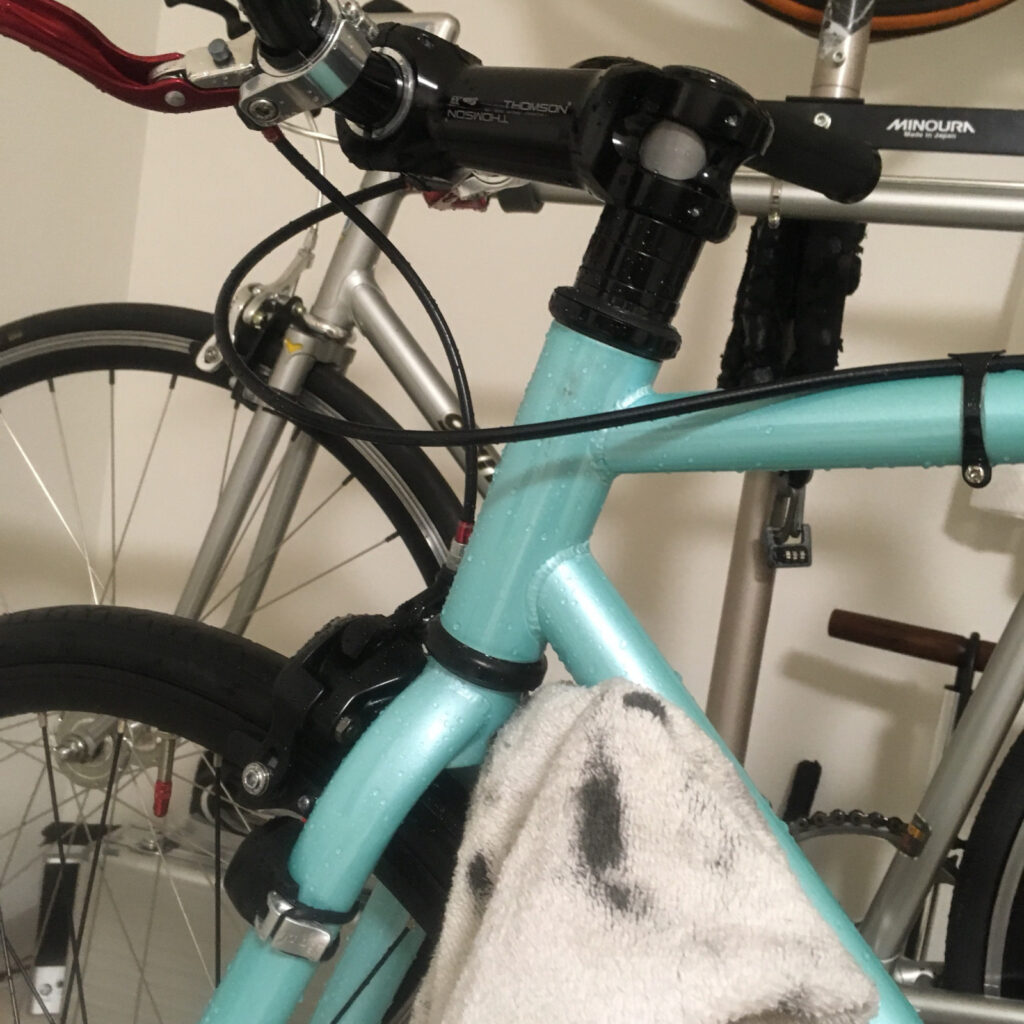 雨後のフレーム｜雨天走行した自転車は、いろんなところが濡れている。